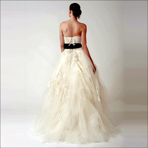 Vera Wang Eliza wedding dress. - Picture 3 of 7